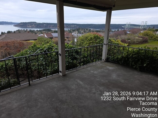 Building Photo - View home North Tacoma - 3 bedroom, 3.5 bathroom, 6 car garage - Available NOW!!!