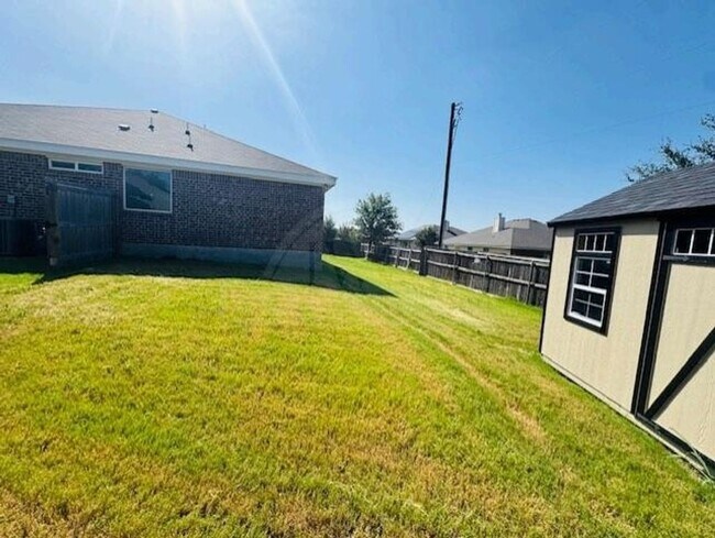 Building Photo - 907 Holliday Dr
