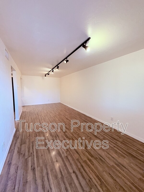 Building Photo - 455 W Kelso St