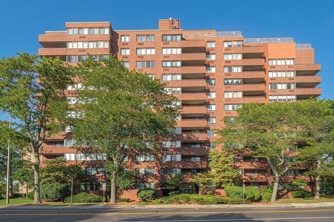 Building Photo - 77 Adams St