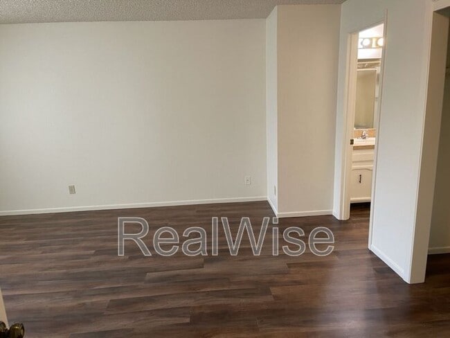 Building Photo - 4276 Meadowbrook Ct NE