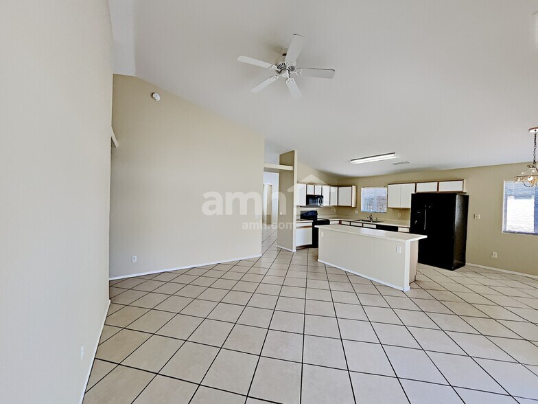 Building Photo - 8418 W Pinchot Ave