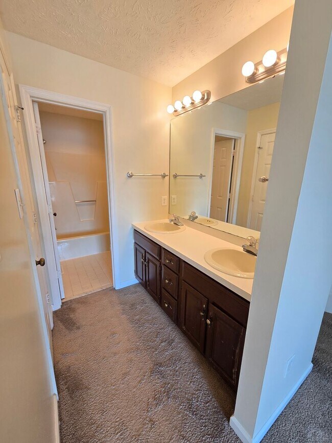 Building Photo - Spacious Townhouse for Rent!
