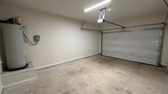 Building Photo - Lynwood Village Townhome - Move-in Ready