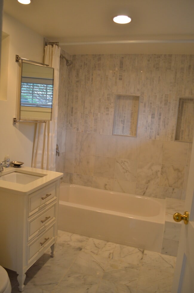 bathroom for smaller bedroom - 407 Summers Dr