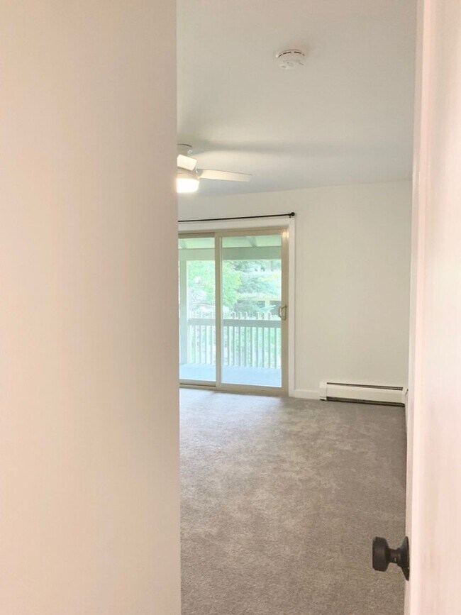 Building Photo - Beautiful 2 Bedroom Two Mile Creek Condo ; Remodeled and Updated right next to Rayback