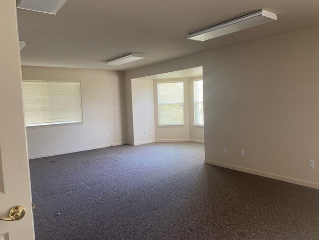 Building Photo - Beautiful Lakefront Home in the Vineyard! 55+ community