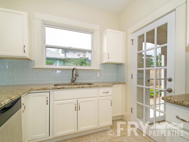 Building Photo - Classic bungalow with modern finishes in burgeoning Regis neighborhood.