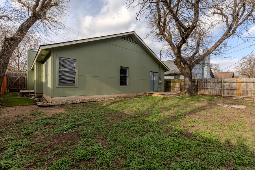 Building Photo - 1611 Somerset Dr