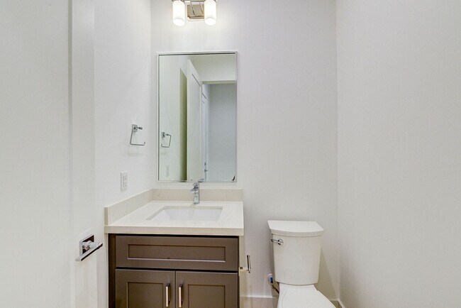 Building Photo - Modern luxury home in well established inn...