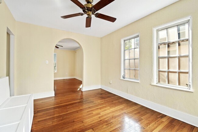 Building Photo - 310 Columbia Dr