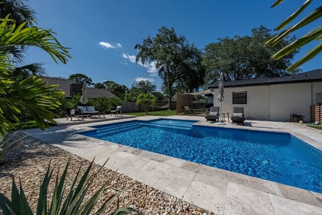 Building Photo - Beautiful pool home in Lockmar Estates
