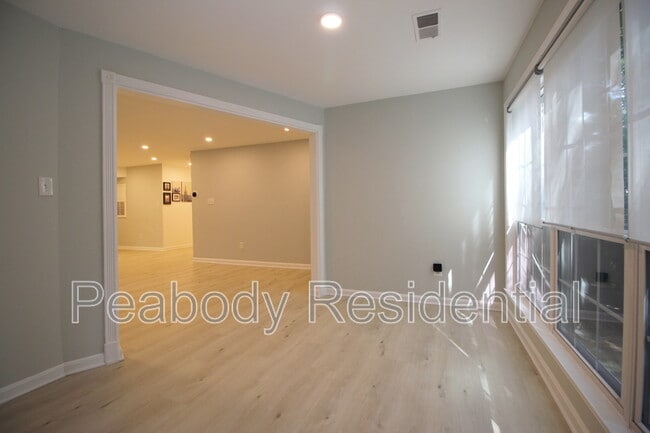 Building Photo - 2233 Lovedale Ln