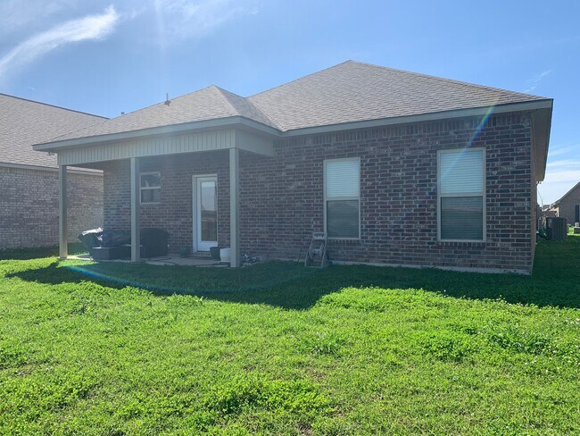Building Photo - Beautiful 4 Bedroom 2.5 Bath Available for...