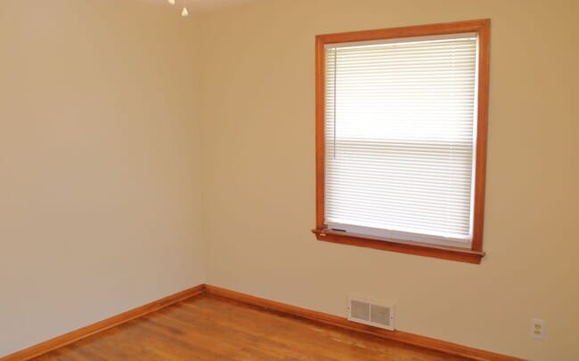 Building Photo - 3 Bed 1.5 bath Single Family Home