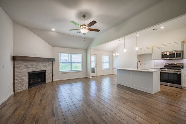 Building Photo - Welcome Home! This beautiful 3 bed home in...