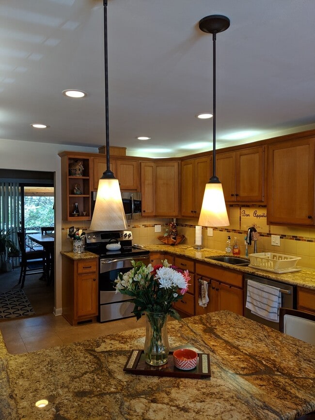 Building Photo - Toftrees 3 bedroom, 2.5 bathroom townhome