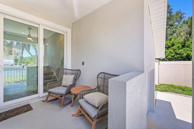Building Photo - Relaxation & Recreation Await in This Napl...