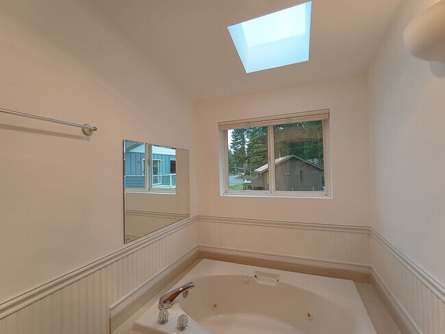 Building Photo - Rare Lakefront Retreat