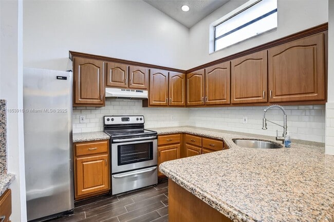 Building Photo - 581 Lakeside Cir