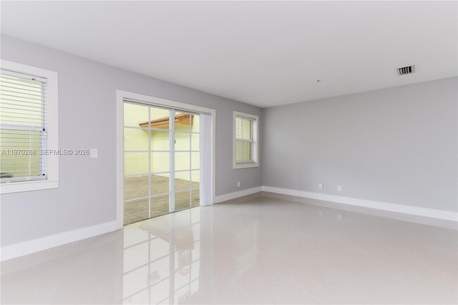 Building Photo - 623 NE 8th Ave