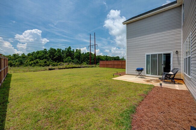 Building Photo - Luxurious 3 bedrooms 2.5 bath home in Northern Lights.