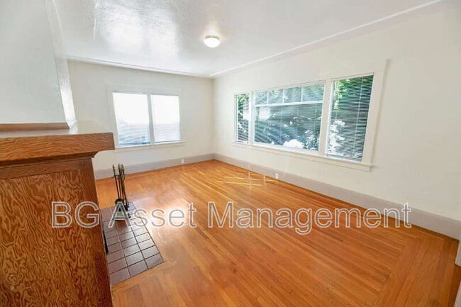 Building Photo - 3808 Lakeshore Ave