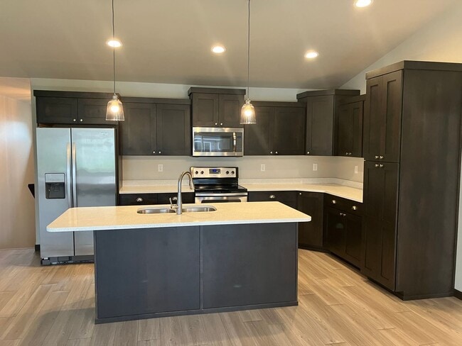 Building Photo - 4 Bed 3 Bath Single Family Home