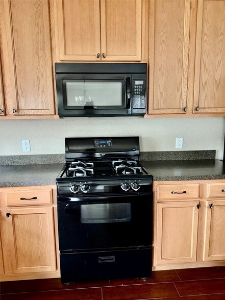 Building Photo - 16010 Limestone Lake Dr