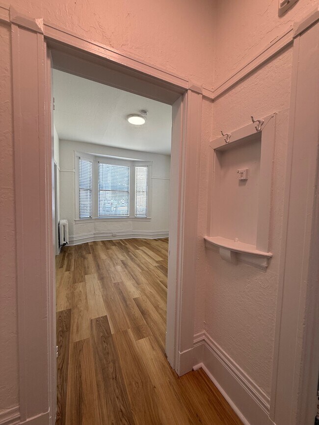 Building Photo - 156 Franklin St