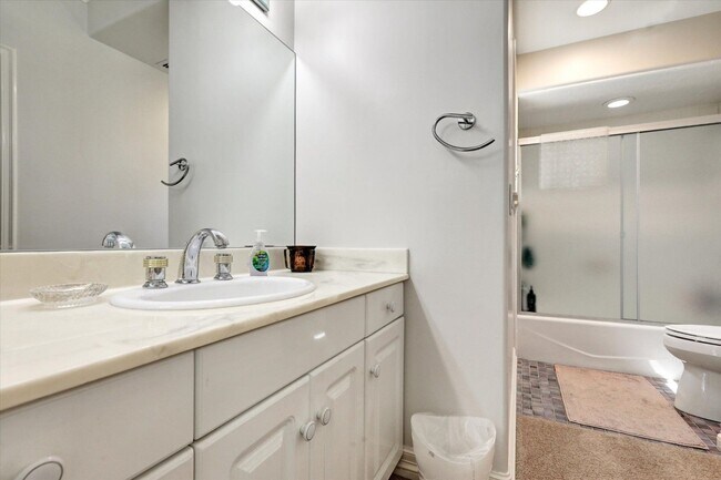 Building Photo - Luxurious home available immediately.