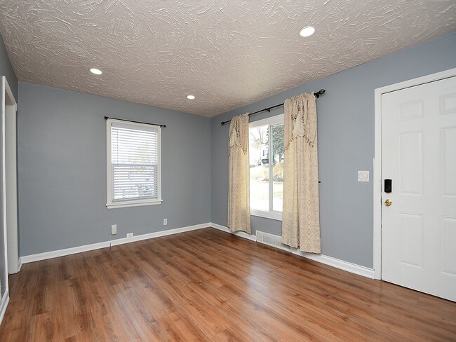 Building Photo - Cute Bungalow