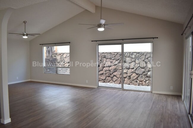 Building Photo - Renovated Single Level 3/2 w/ garage Waipi...