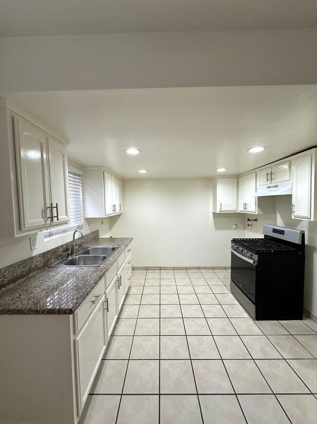 Building Photo - Lower Level Rose Park 3 Bedroom Apt With P...