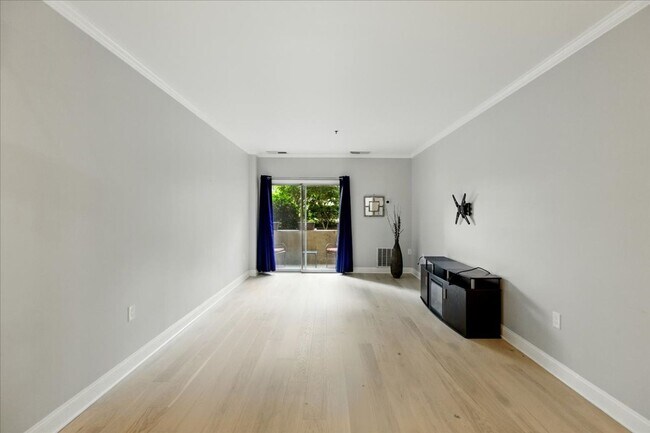 Building Photo - Spacious 1-bedroom, 1-bath condo