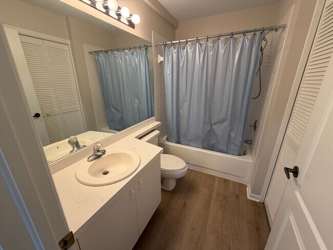 Building Photo - ANNUAL RENTAL - 2 BED / 2 BATH AT REGENT PARK