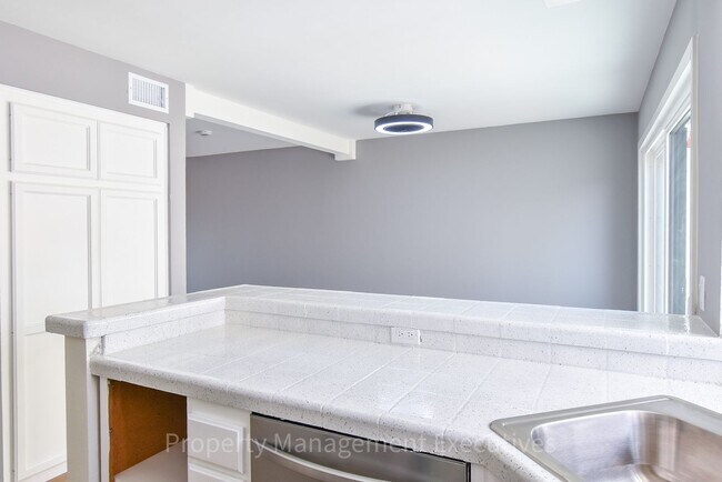 Building Photo - Renovated 2 Bedroom, 2.5 Bath Townhome