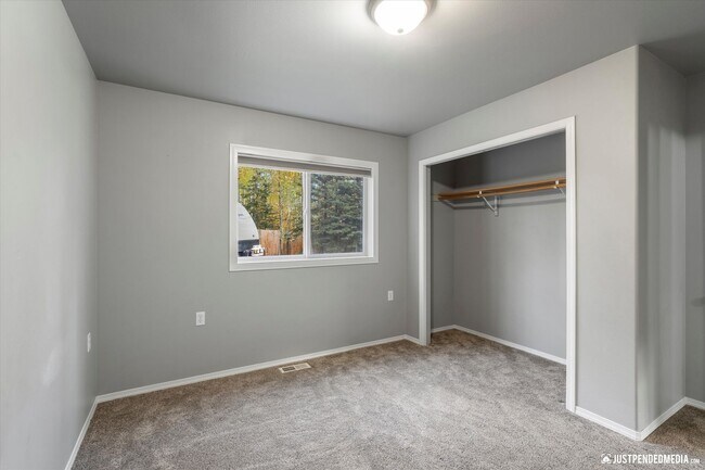 Building Photo - 3 Bedroom W/ Mother in Law Suite | 2 Bathr...