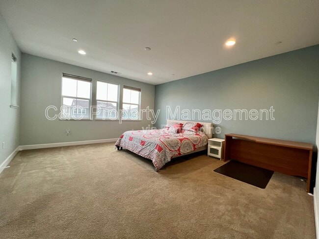 Building Photo - 215 9th St