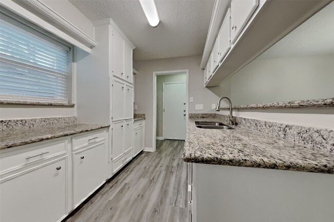 Building Photo - 11835 Hillbrook Dr