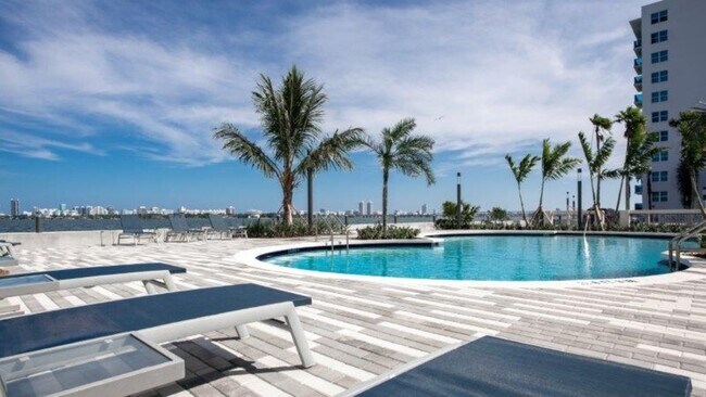 Building Photo - 1900 S Treasure Dr