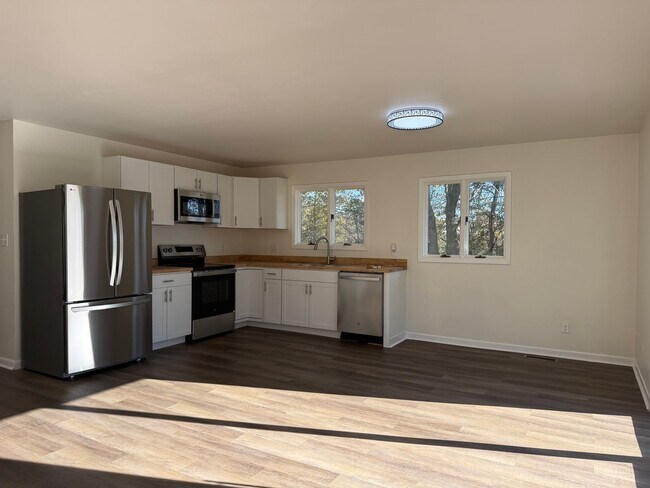 Building Photo - Newly renovated 3 Bedroom 3 Bathroom Home ...