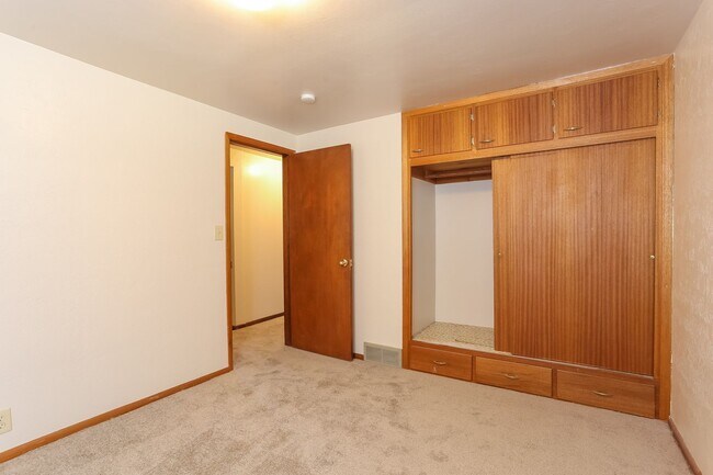 Building Photo - 2408 Lake Dr