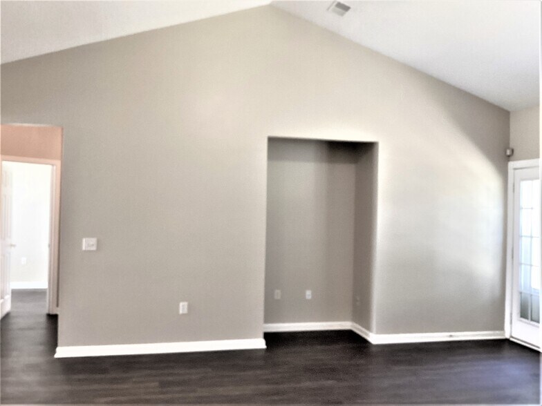 Building Photo - 305 Antigua Dr