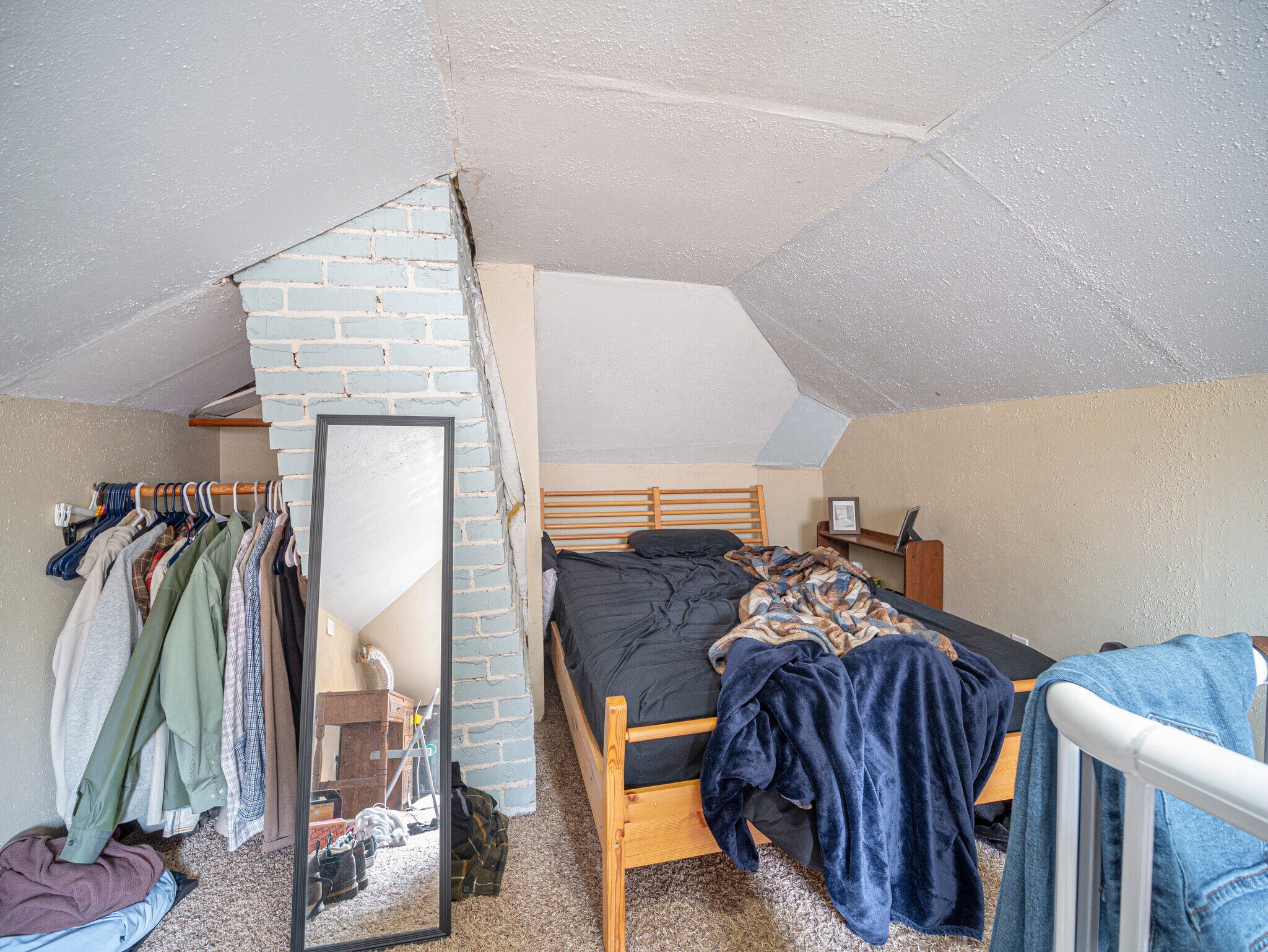 Building Photo - 1140 NE Lake St