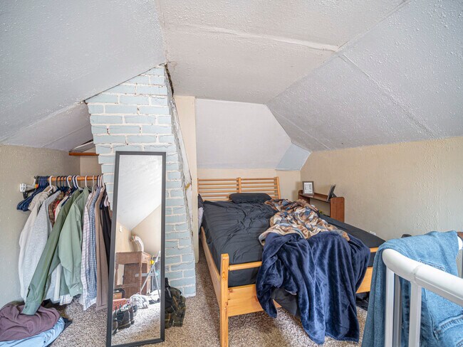 Building Photo - 1140 NE Lake St