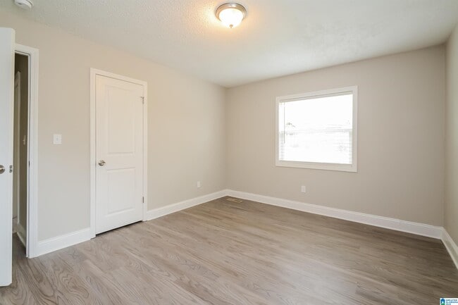Building Photo - 721 Sleepy Hollow Dr
