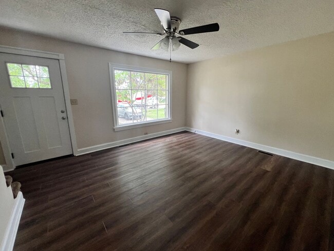Building Photo - Cozy 2 Bedroom/ 1 Bath Cottage in West Nas...