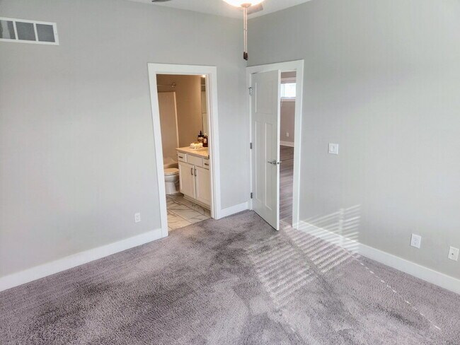 Building Photo - 2728 Yordi Dr