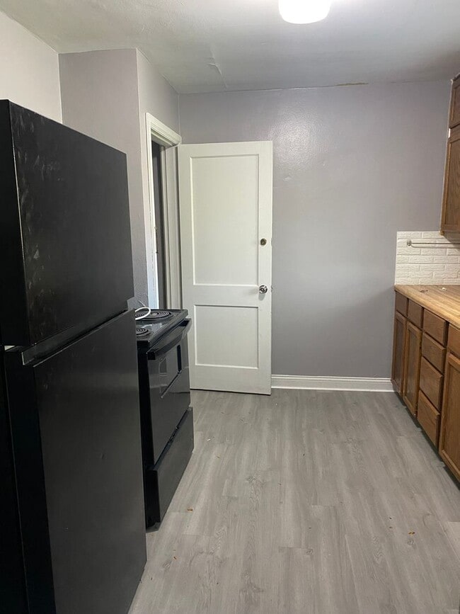 Building Photo - College Hill Rental Available NOW!